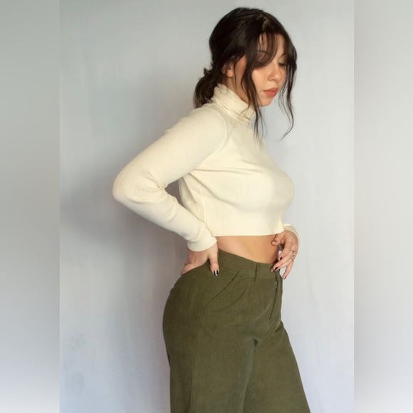 Cropped Turtleneck!! - Picture 2 of 3